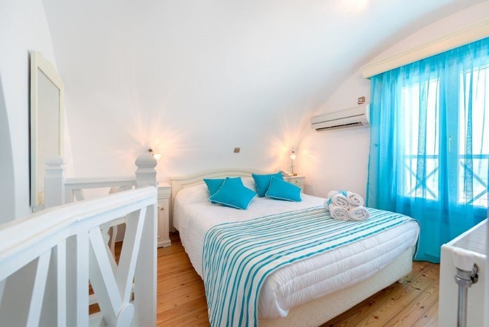 Superior Duplex, Hot Tub, Partial Sea View (Terpsichore)