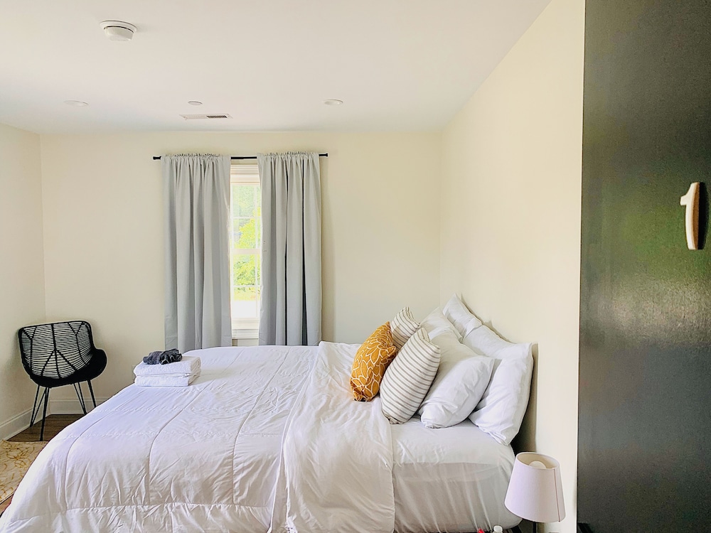 Room, 1 King Bed, Non Smoking photo 3