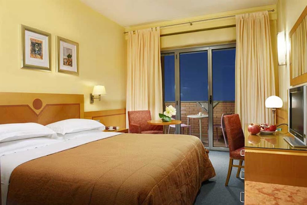 Classic Room, 1 King Bed, Balcony - Photo 2