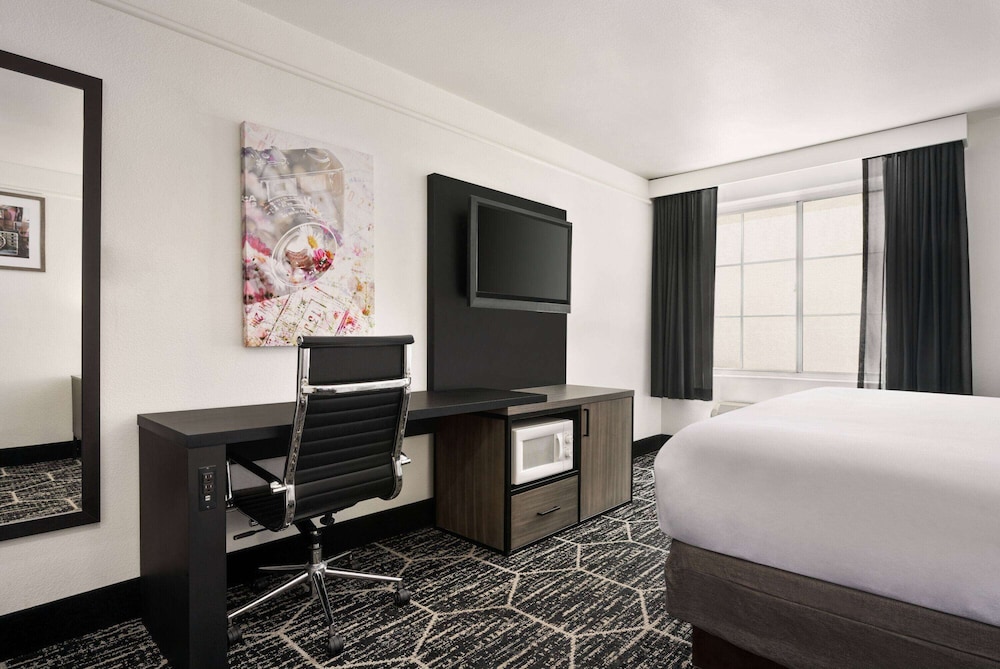 Room, 1 King Bed, Accessible, Non Smoking (Mobility) - Photo 3