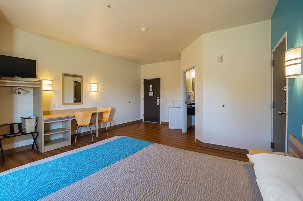 Deluxe Room, 1 Queen Bed, Accessible, Non Smoking photo 2
