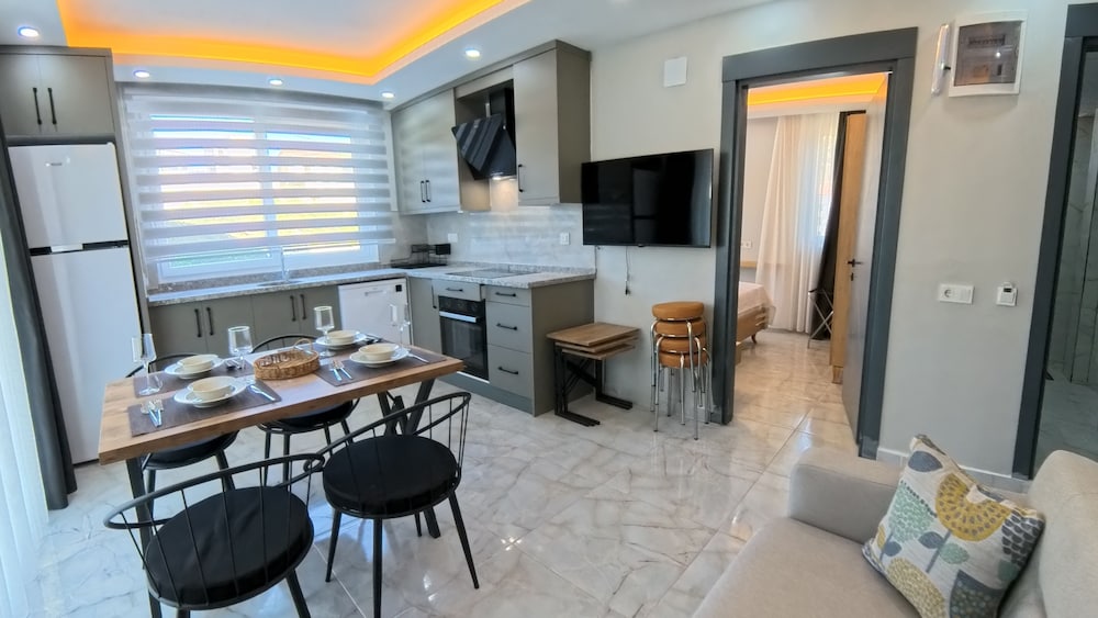Deluxe Apartment, Kitchen, Poolside