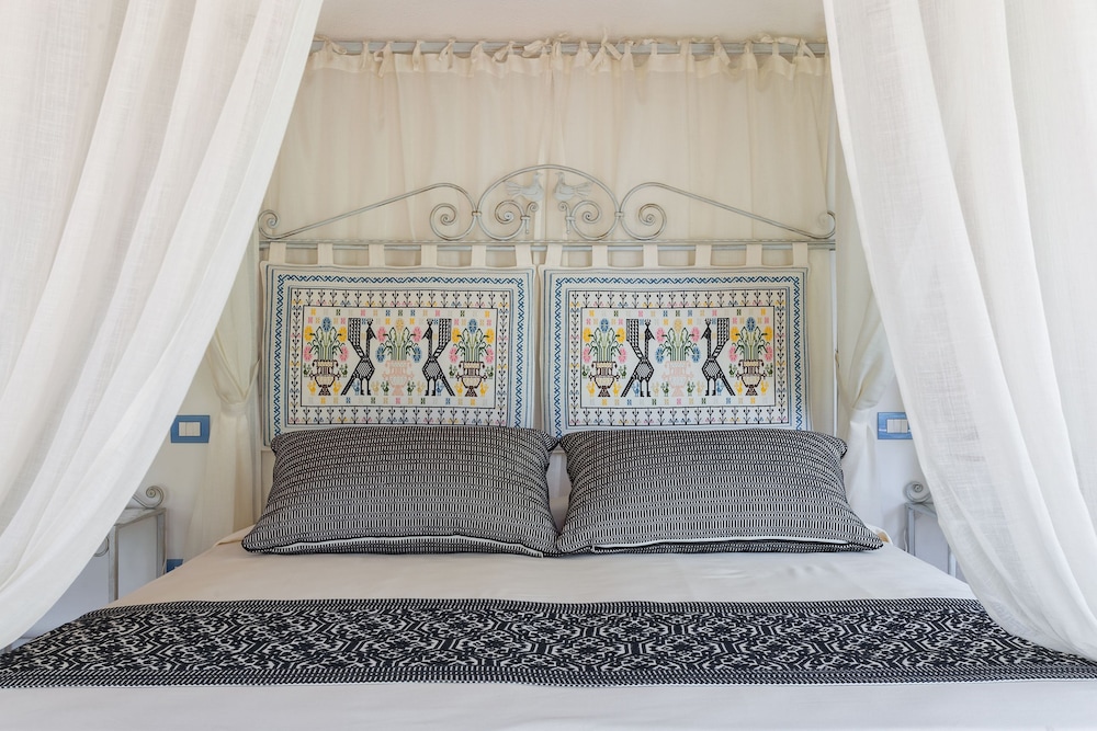 Junior Suite, Pool View (Baldacchino) photo 1