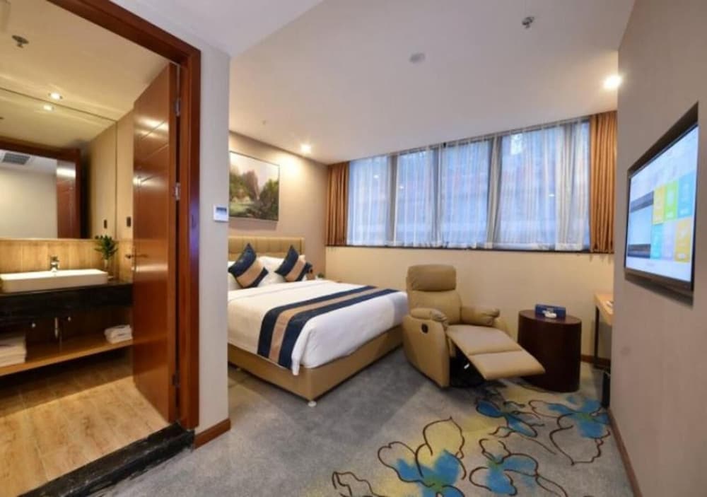 Room, 1 King Bed, Smoking photo 2