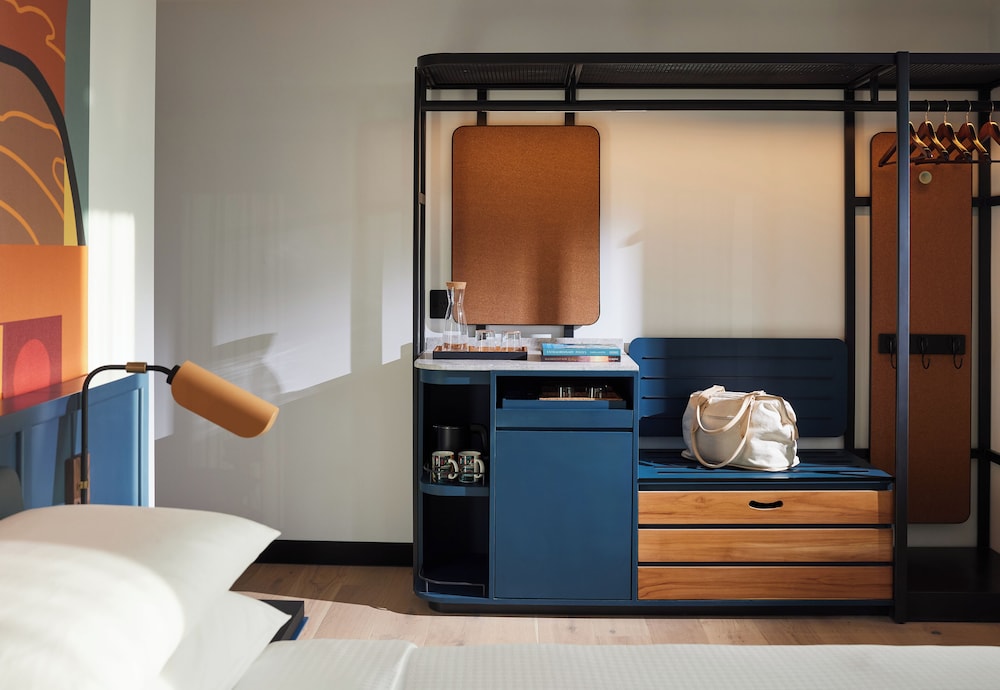 Premium Room, 1 King Bed photo 2