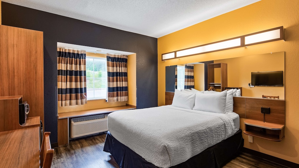 Standard Room, 1 Queen Bed, Accessible, Refrigerator & Microwave - Photo 1
