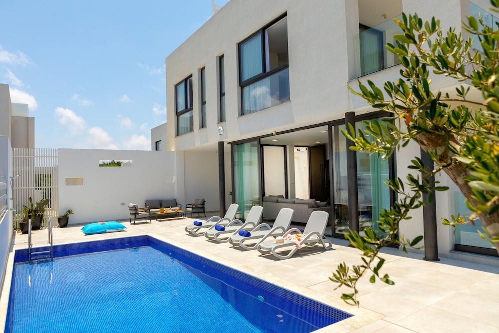 Villa photo 1
