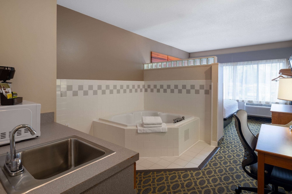 Deluxe Suite, 1 King Bed, Non Smoking - Photo 1