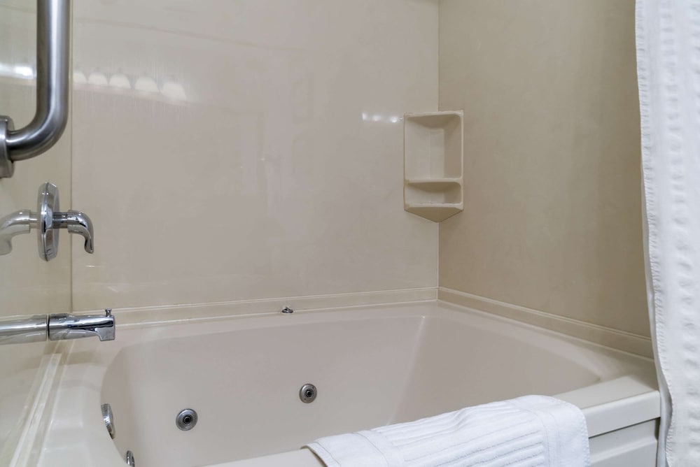 Suite, 1 King Bed, Jetted Tub - Photo 6