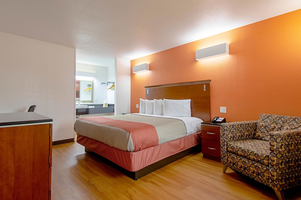 Standard Room, 1 King Bed, Non Smoking, Refrigerator & Microwave - Photo 16