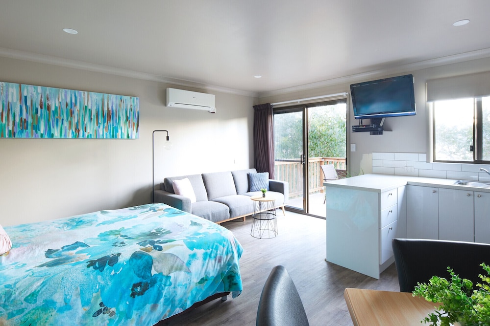 Deluxe Waterview Cabin photo 3