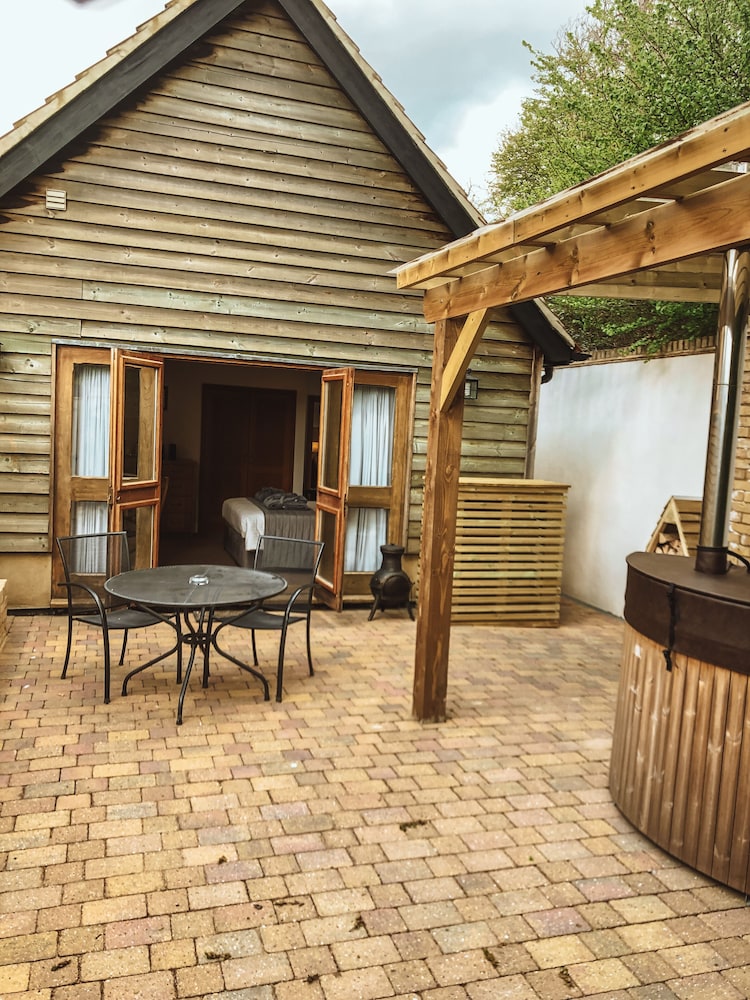Lincoln Red Hot Tub Room photo 1
