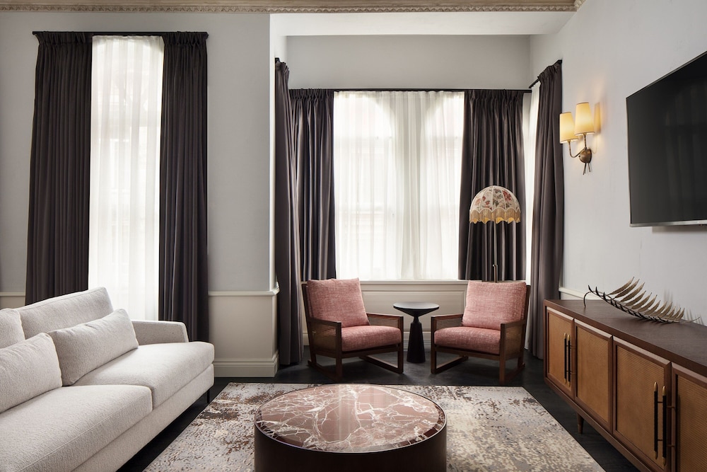 Suite, 1 King Bed with Sofa bed, Non Smoking thumbnail 6