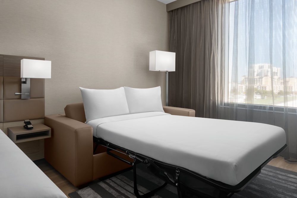 Room, 1 King Bed, Pool View (Mobility Accessible, Roll-In Shower)