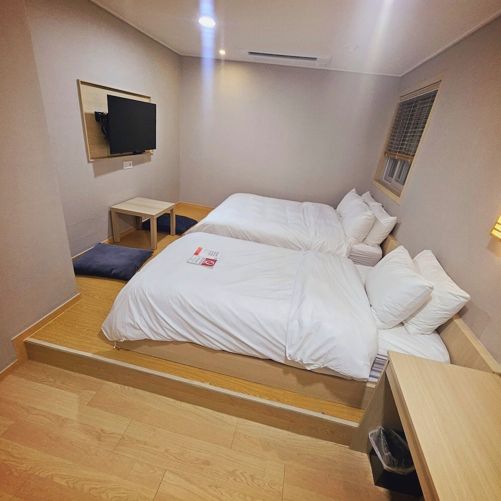 Deluxe Twin Room - Photo 6