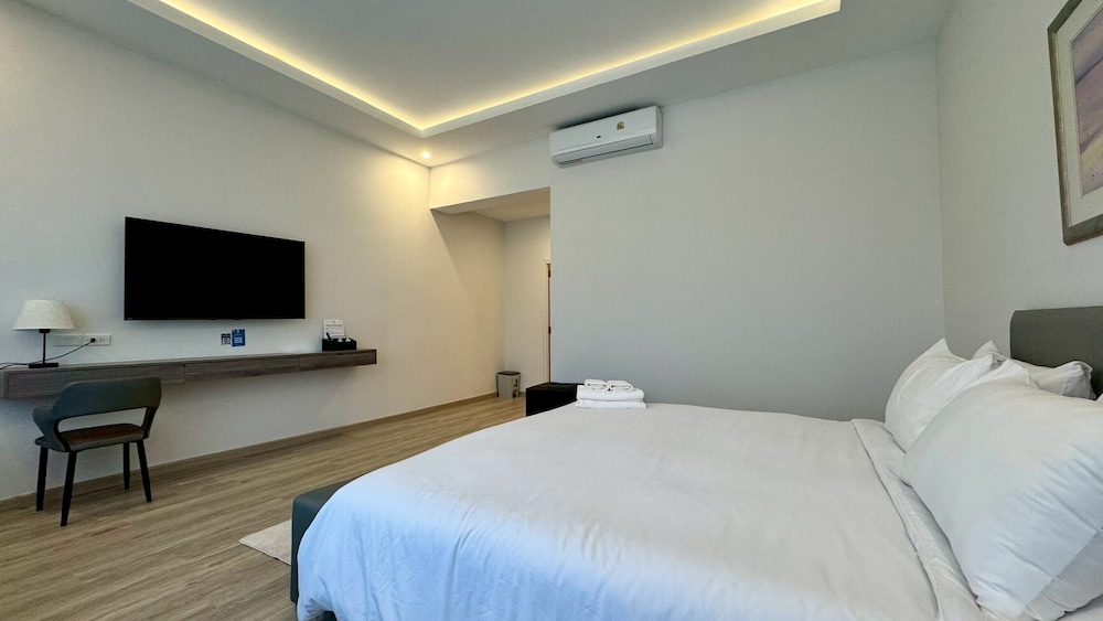 Premium Room, 1 King Bed, Pool View photo 3
