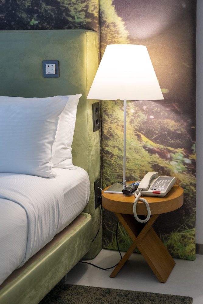 Deluxe Room, 1 King Bed, Patio