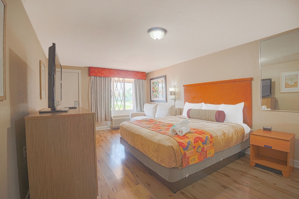 Standard Room, 1 King Bed, Non Smoking photo 1