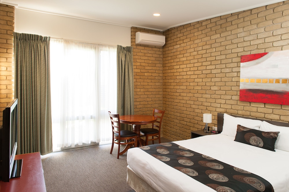 Queen Room photo 2