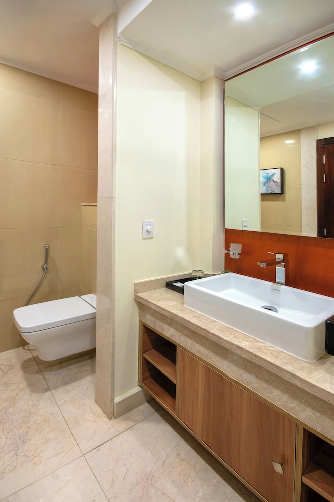 Deluxe Room, Pool View (King bed) - Photo 7