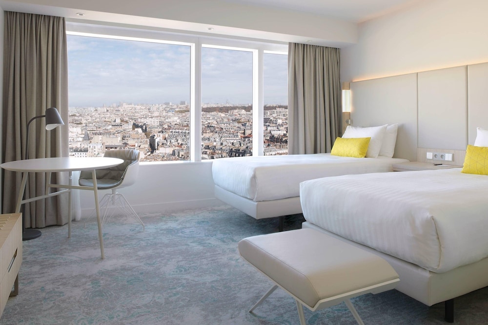 Twin Room with Sacre Coeur View photo 2