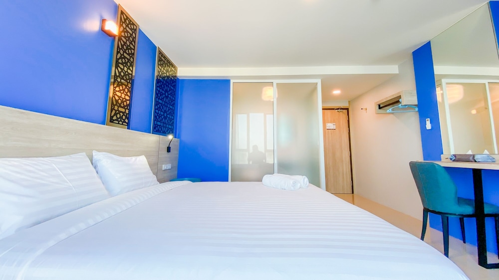 Standard King Bed - Photo 5