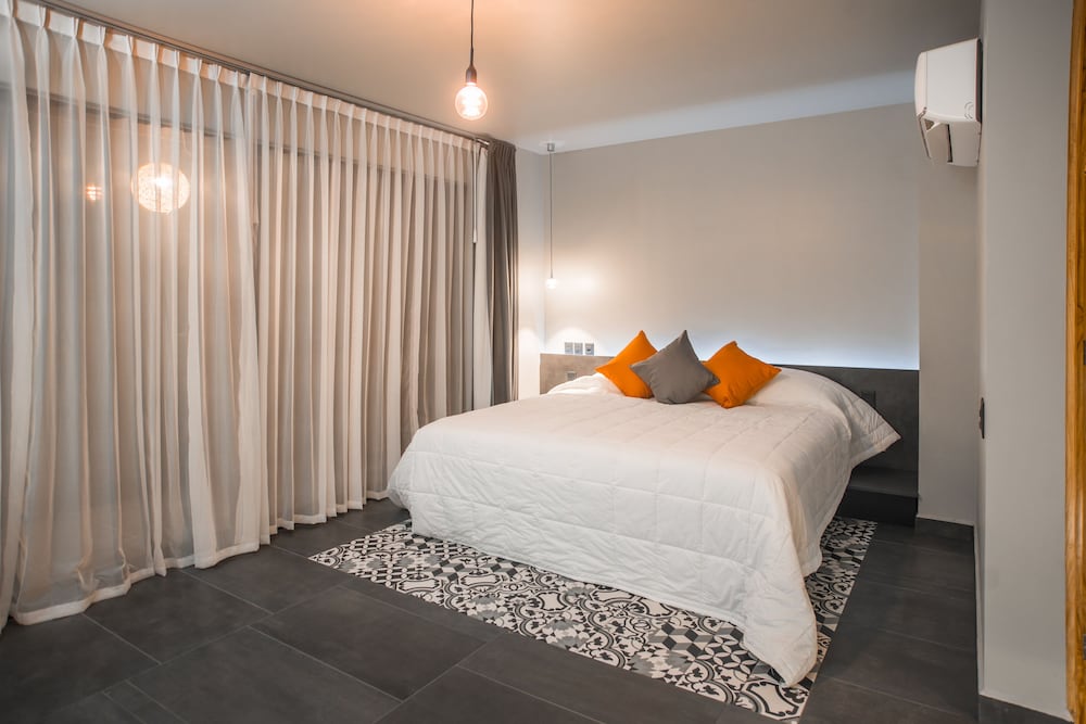 Luxury Room, 1 King Bed, Balcony, Partial Sea View photo 1