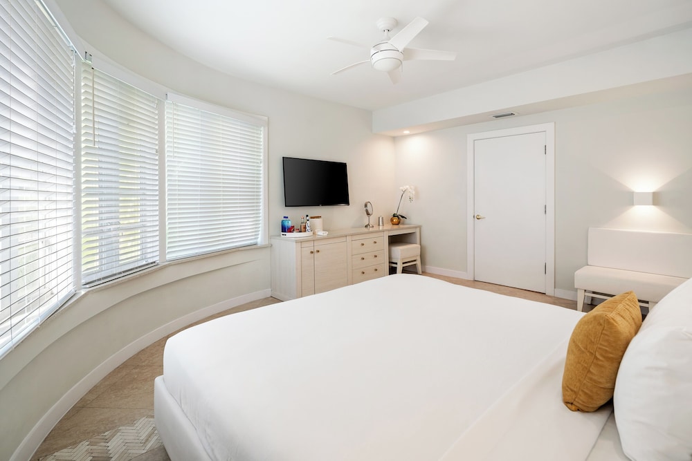 Suite, 1 King Bed with Sofa bed, Mobility Accessible (Partial Ocean) - Photo 2