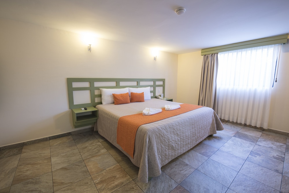 Comfort Room, 1 King Bed, Non Smoking photo 2