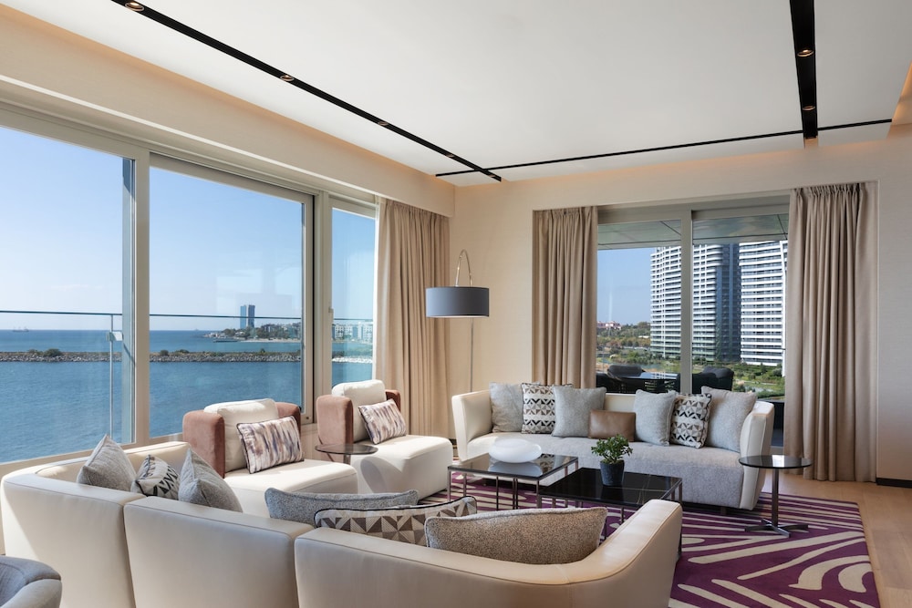 Supreme Four Bedroom Residence, Executive lounge access, 2 Queen, 1 King, 1 Twin, Sea view, Balcony