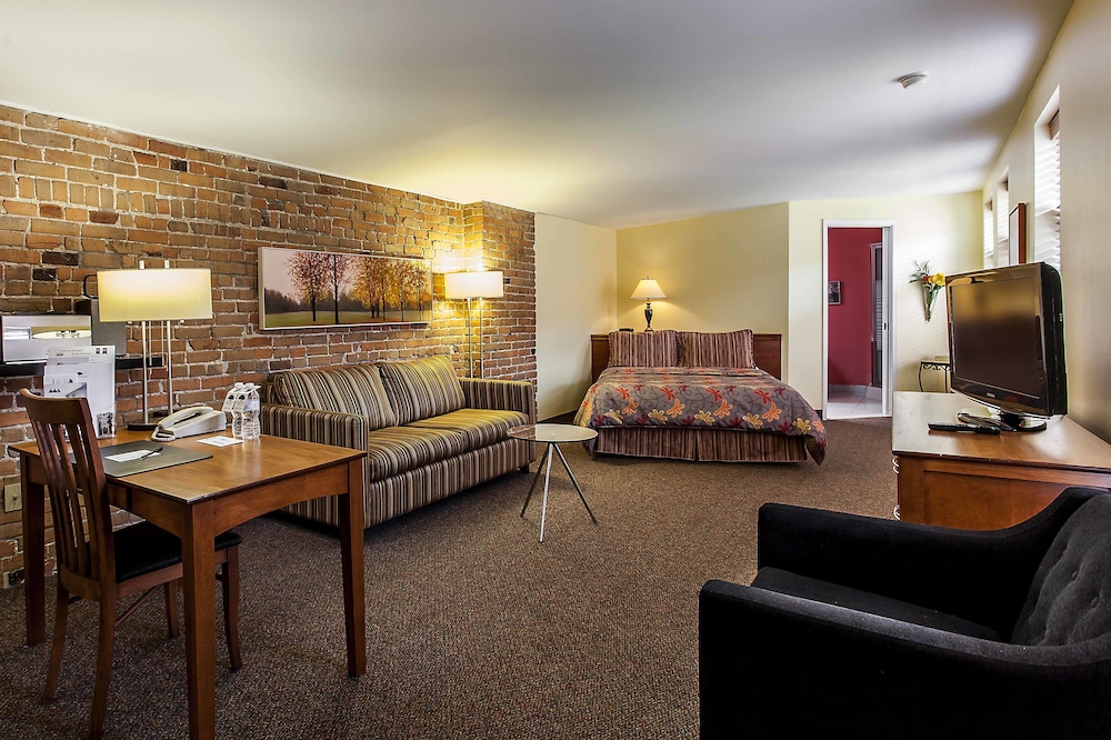 Quadruple room with 2 Queen Beds - Photo 5