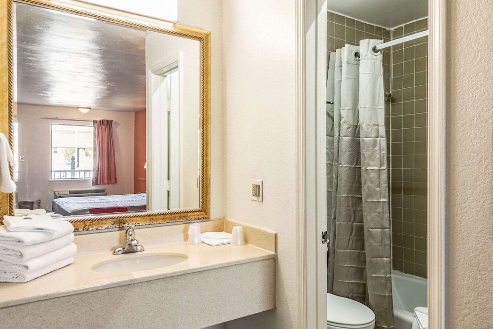 Deluxe Room, 2 Double Beds, Non Smoking, Refrigerator & Microwave - Photo 8
