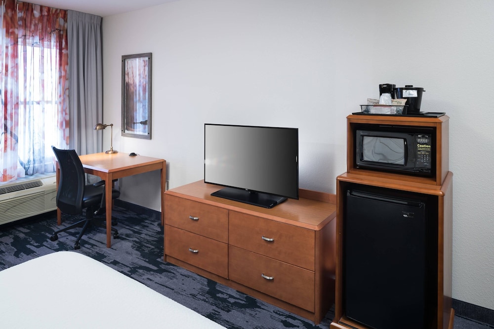 One-Bedroom King Suite with Sofa Bed and Adapted Tub - Mobility and Hearing Accessible