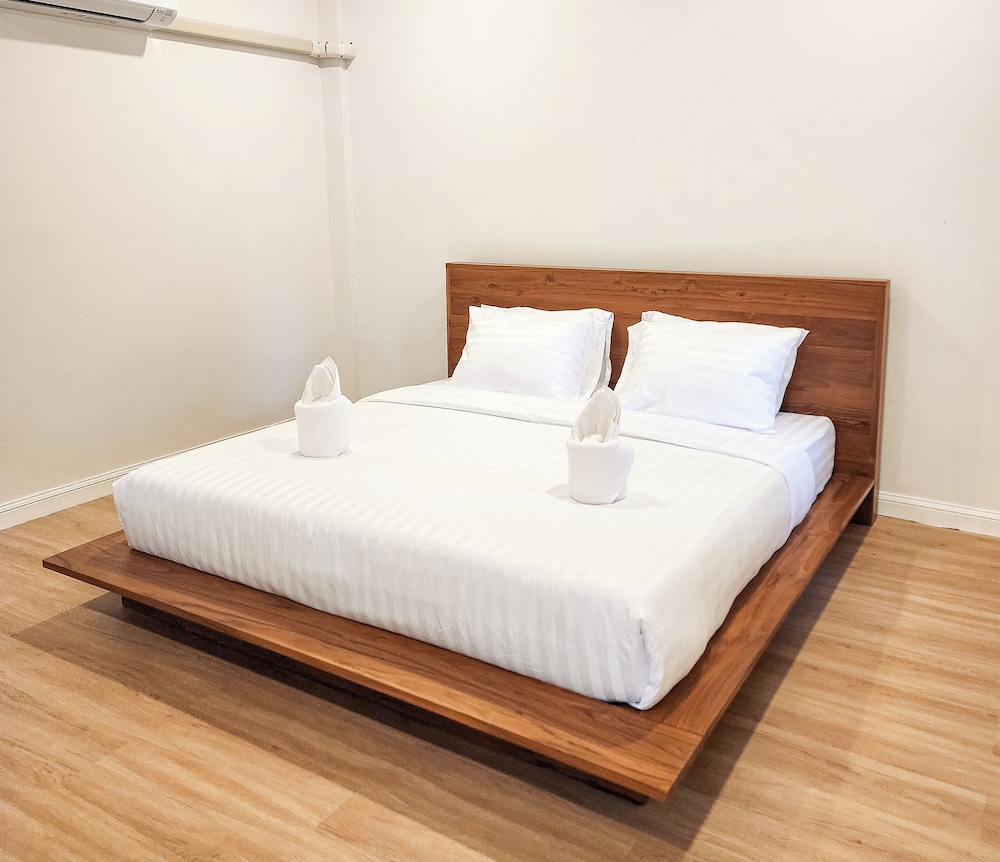 Deluxe Room with Bathtub - Photo 11