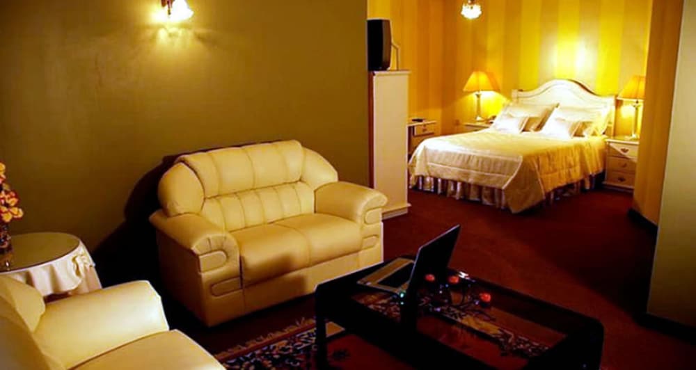 Suite, 1 Queen Bed, Non Smoking photo 1