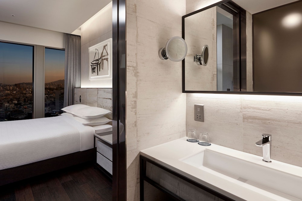 Room, 1 King Bed, City View photo 2