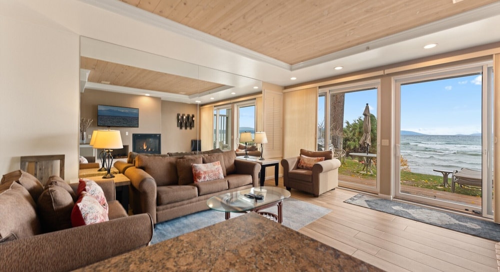 Signature Condo, 3 Bedrooms, Fireplace, Lakeside photo 1