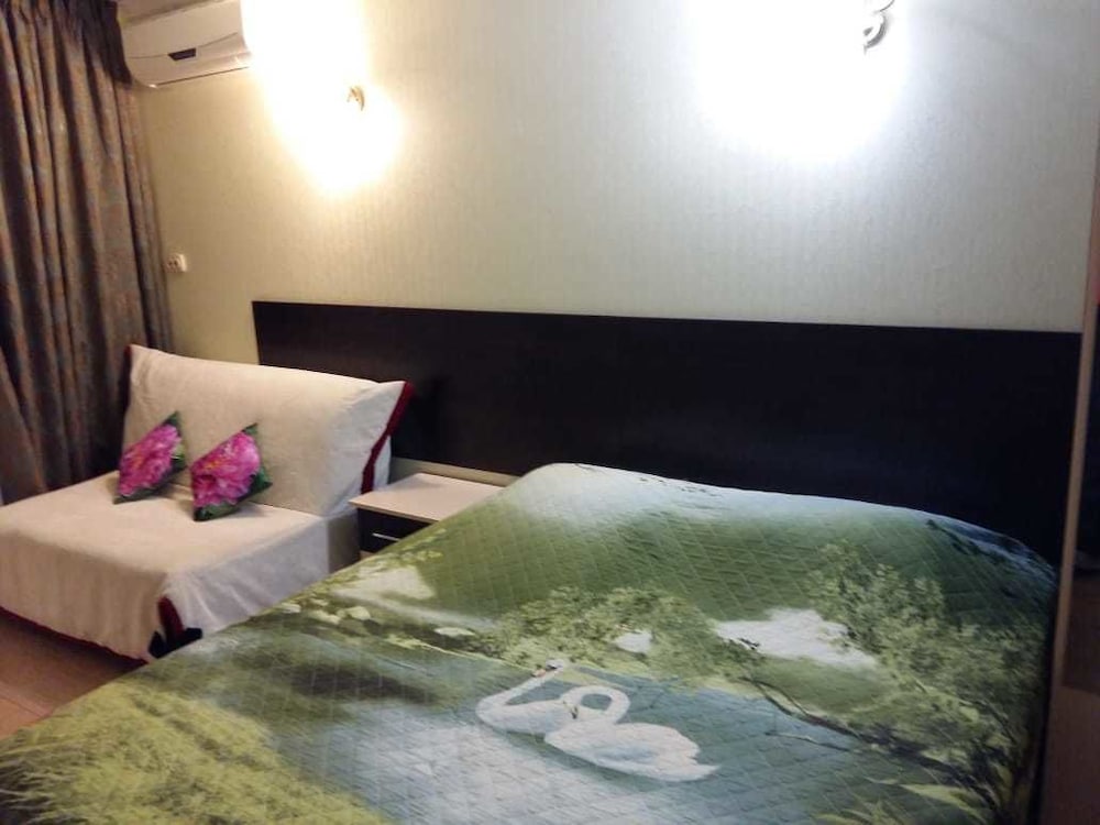 Deluxe Triple Room, 1 Queen Bed With Sofa Bed, Non Smoking photo 1