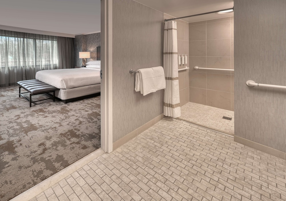 Suite, 1 King Bed, Accessible, Corner (Roll-In Shower, 2 Rooms) - Photo 5