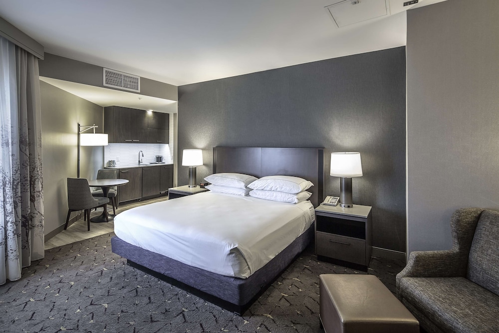 Suite, 1 King Bed, Kitchenette, Corner - Photo 7