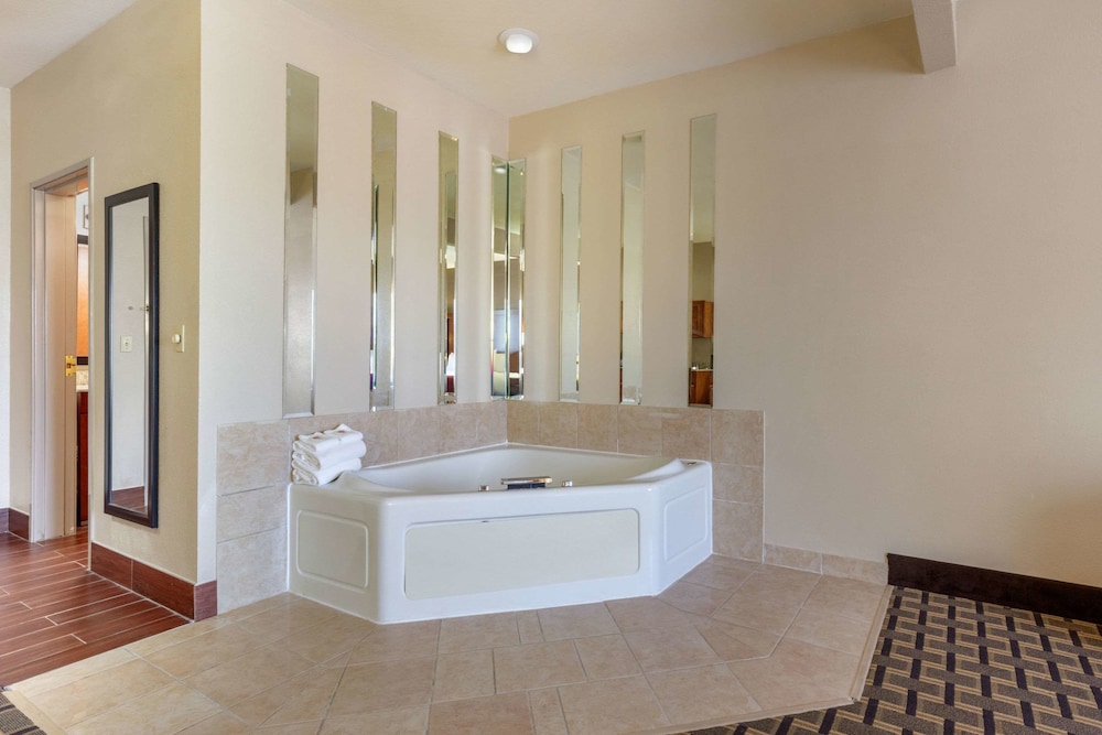 Suite, Multiple Beds, Non Smoking (Upgrade) - Photo 6