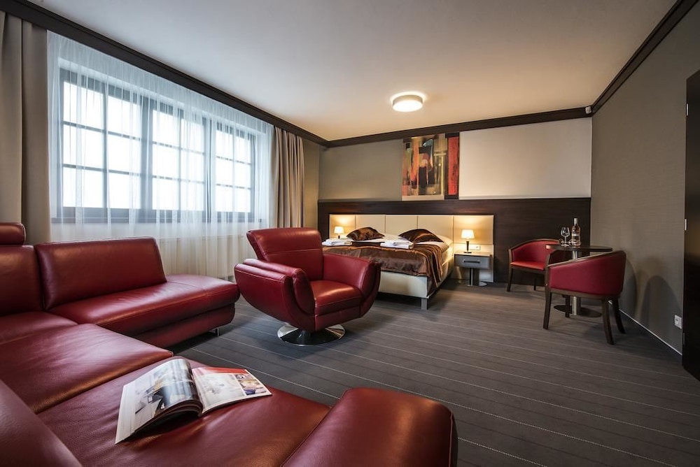 Suite, 1 Queen Bed with Sofa bed photo 1
