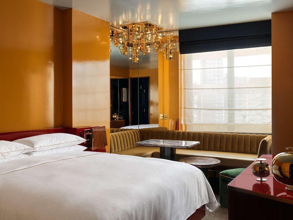 Deluxe Room, 1 King Bed, Corner photo 3