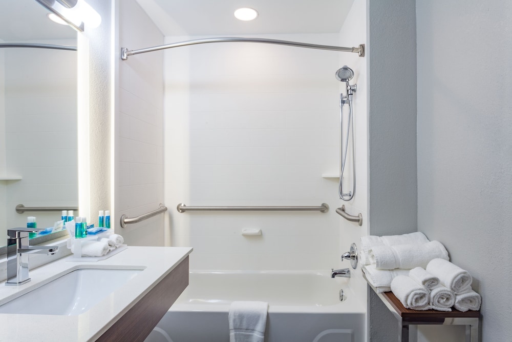 Standard Room, 2 Queen Beds, Accessible (Comm, Tub) - Photo 4