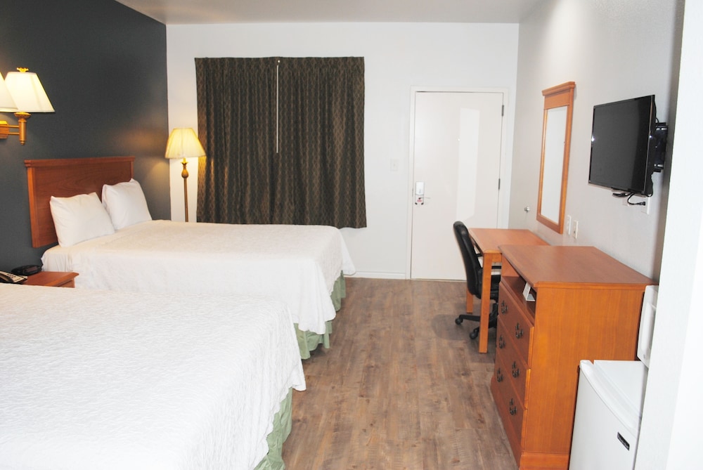 Basic Single Room, 2 Queen Beds photo 3