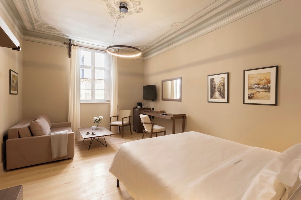 Classic Triple Room, City View