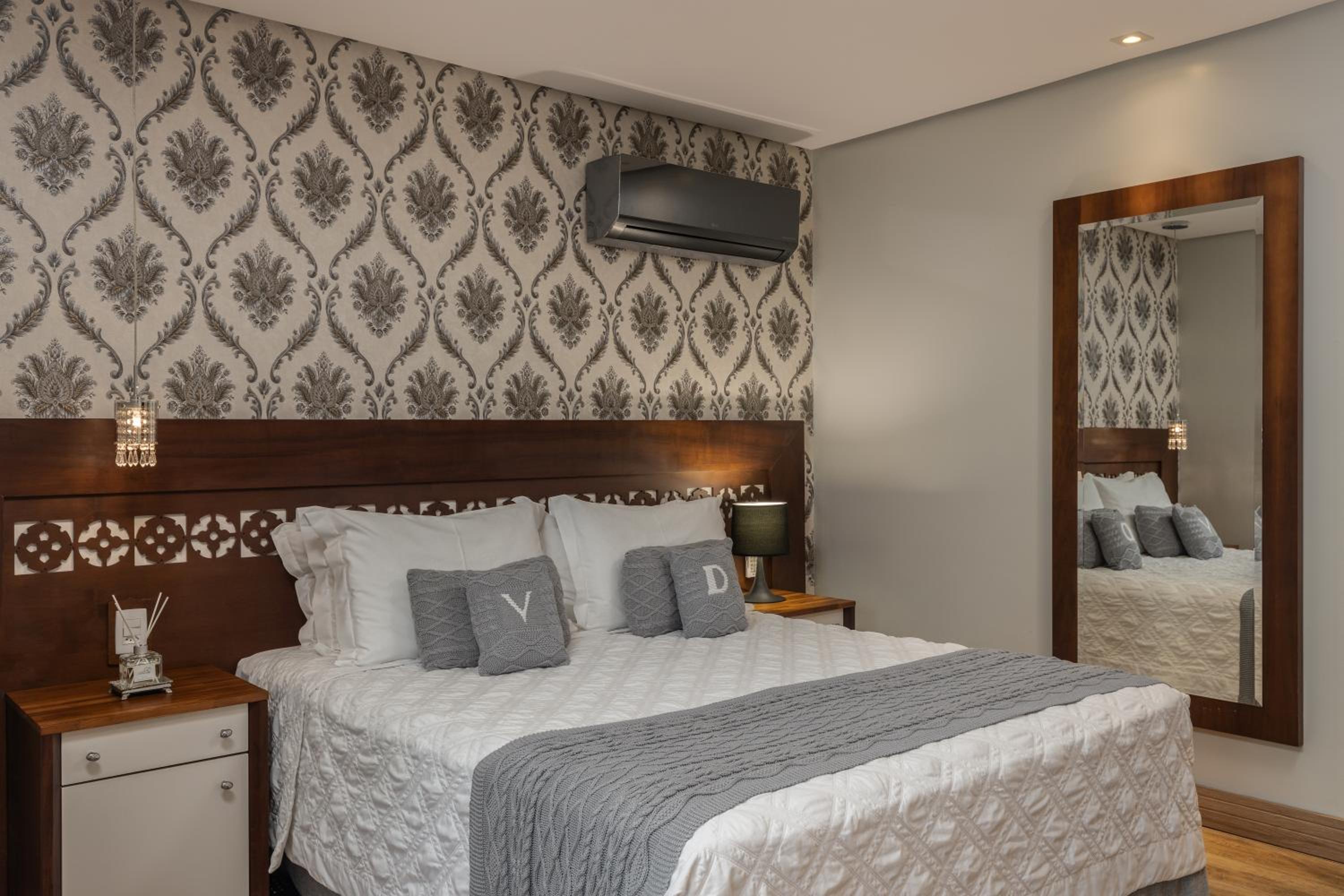 Deluxe Double Room thumbnail 5