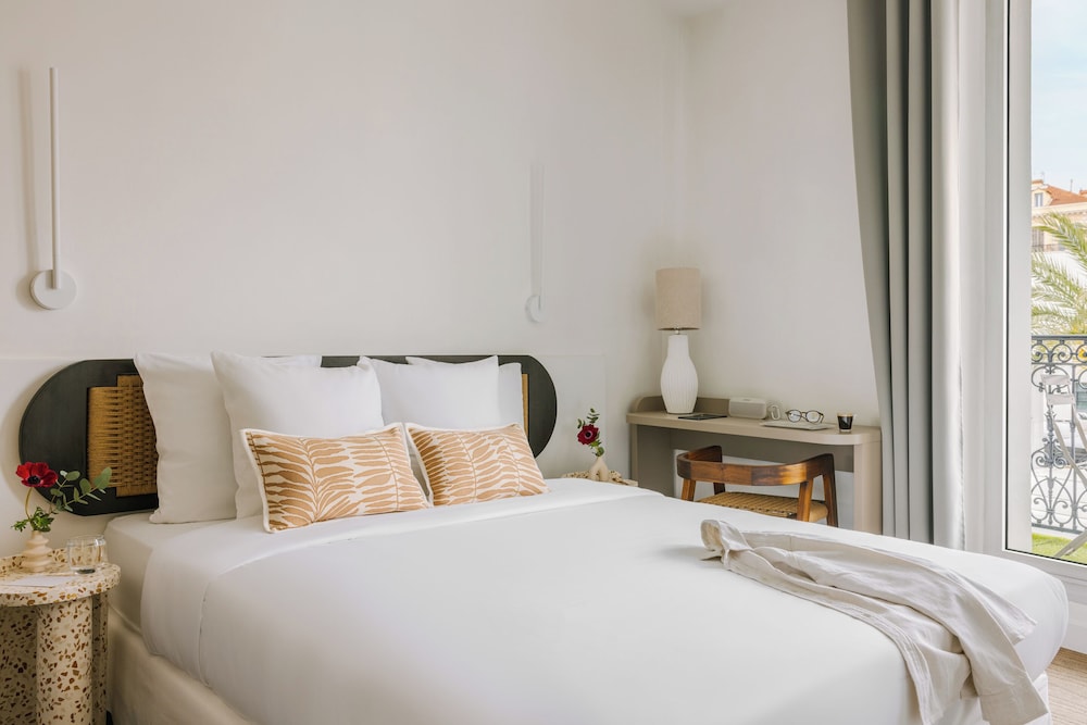 Junior Room, 1 Queen Bed, Balcony