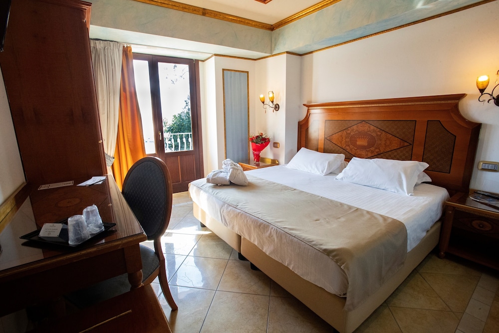 Deluxe Double Room, 1 King Bed, Balcony, Sea View photo 1