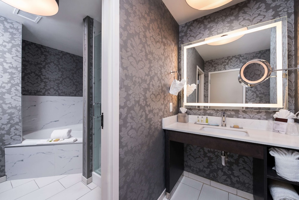Suite, 1 King Bed w/Personal Fitness Studio - Photo 3
